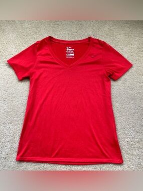 Nike Dri-Fit Women’s Red V-Neck Athletic Cut T-Shirt - Size M - VGUC